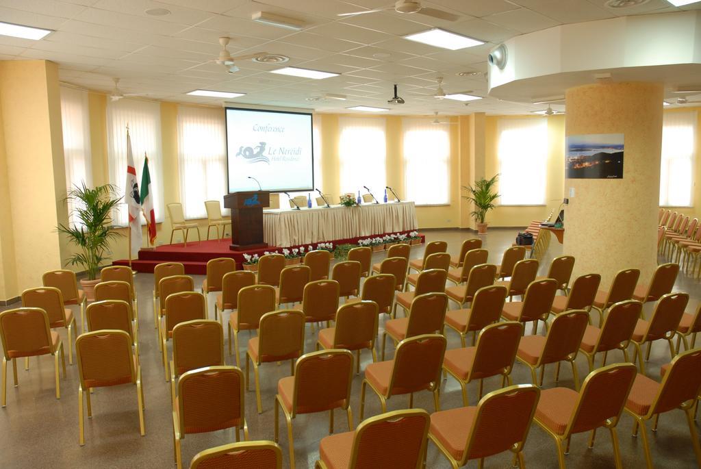 Le Nereidi Hotel & Residence Con Piscina-Tennis-Fitness-Parcheggio Coperto-Sala Conferenze Ла Мадалена Екстериор снимка
