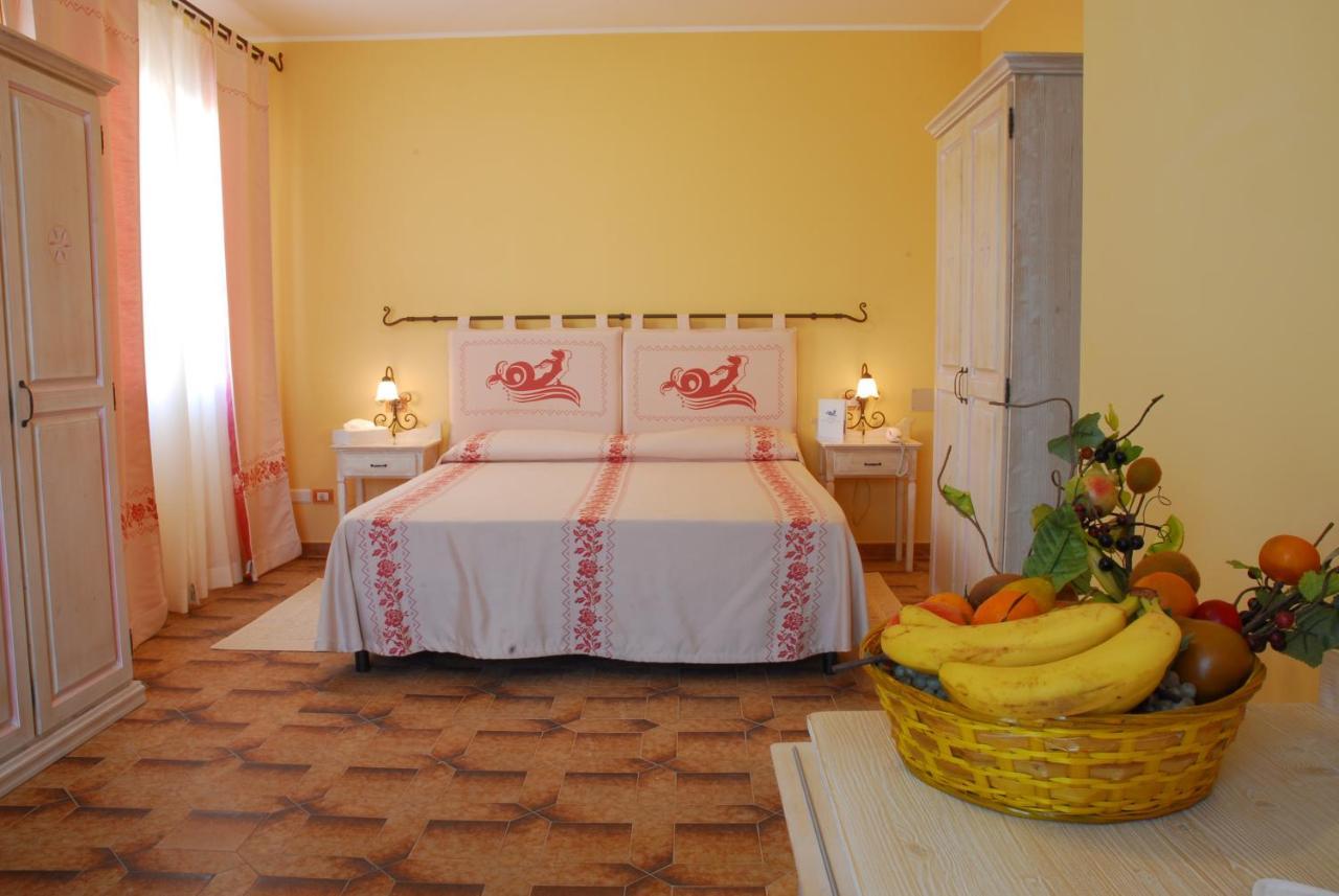 Le Nereidi Hotel & Residence Con Piscina-Tennis-Fitness-Parcheggio Coperto-Sala Conferenze Ла Мадалена Екстериор снимка