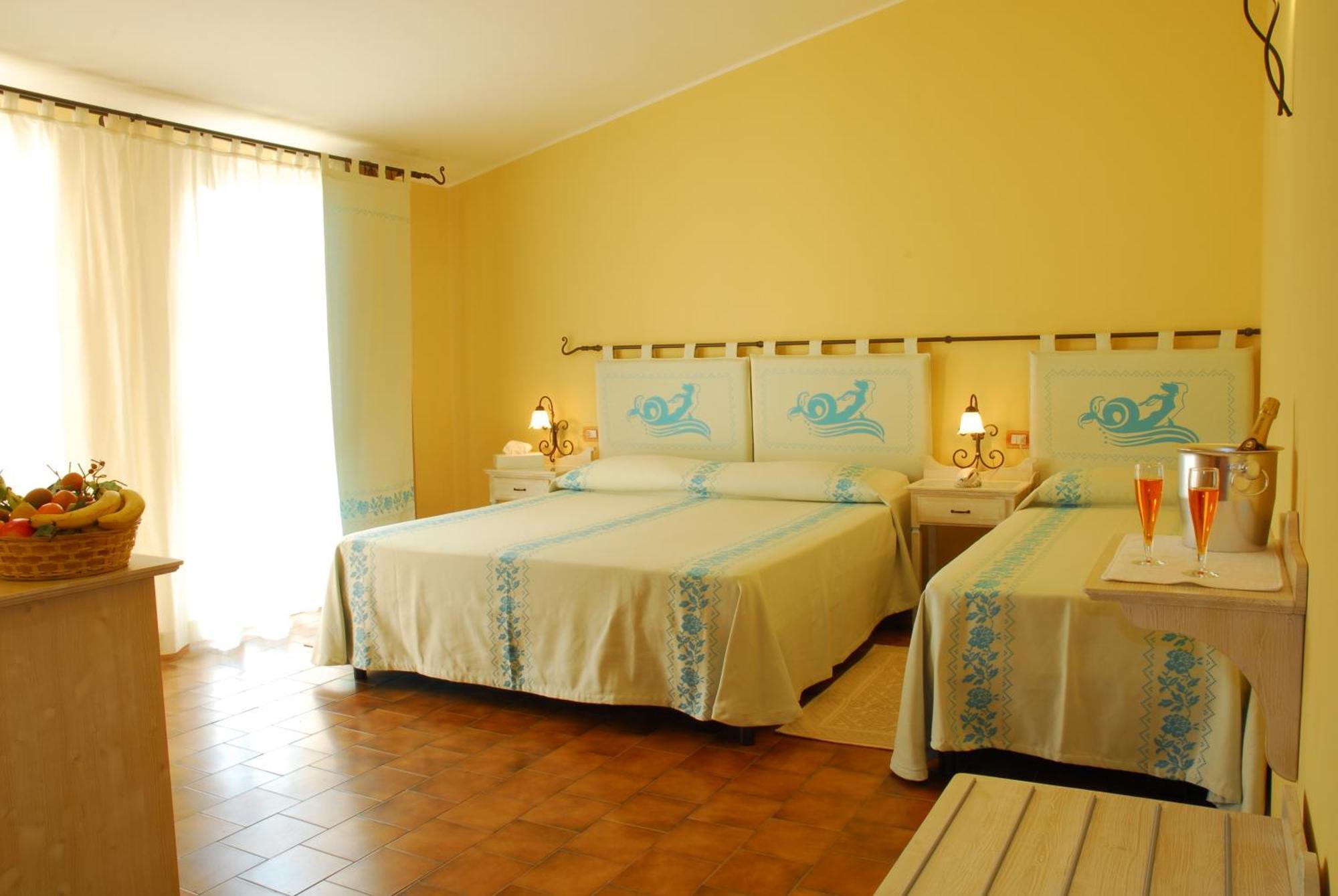 Le Nereidi Hotel & Residence Con Piscina-Tennis-Fitness-Parcheggio Coperto-Sala Conferenze Ла Мадалена Стая снимка