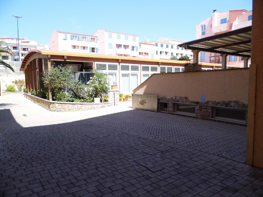 Le Nereidi Hotel & Residence Con Piscina-Tennis-Fitness-Parcheggio Coperto-Sala Conferenze Ла Мадалена Екстериор снимка