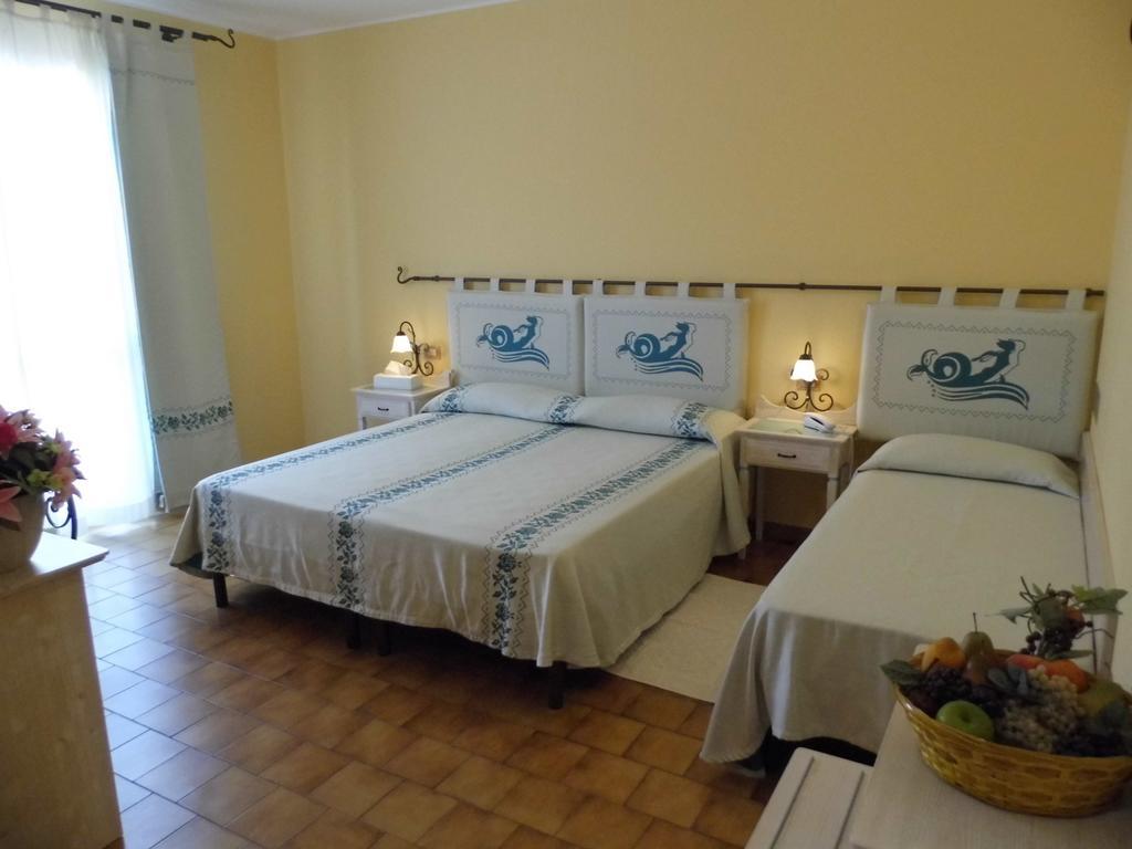 Le Nereidi Hotel & Residence Con Piscina-Tennis-Fitness-Parcheggio Coperto-Sala Conferenze Ла Мадалена Екстериор снимка