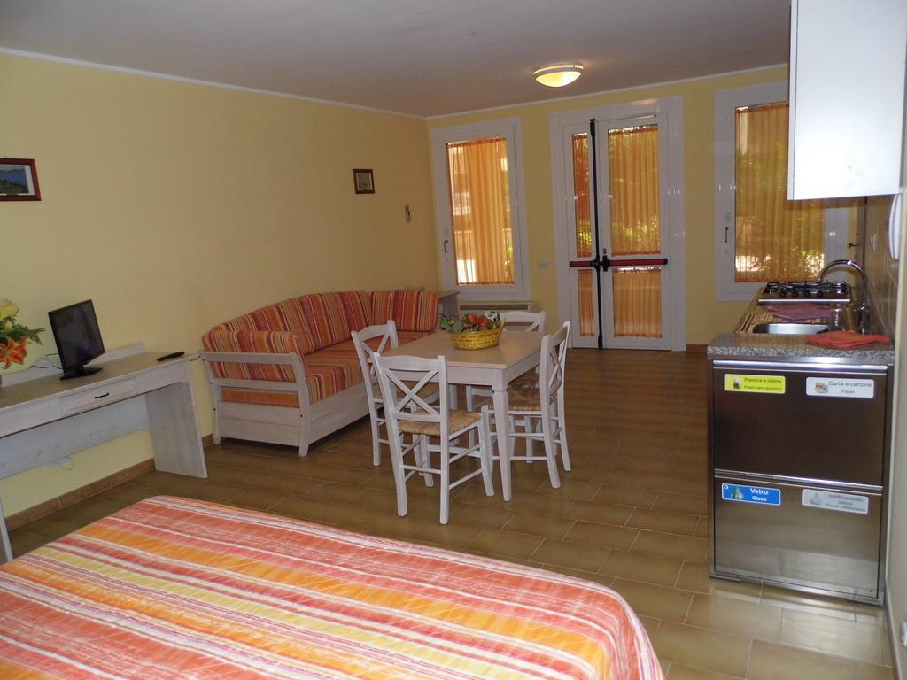Le Nereidi Hotel & Residence Con Piscina-Tennis-Fitness-Parcheggio Coperto-Sala Conferenze Ла Мадалена Екстериор снимка