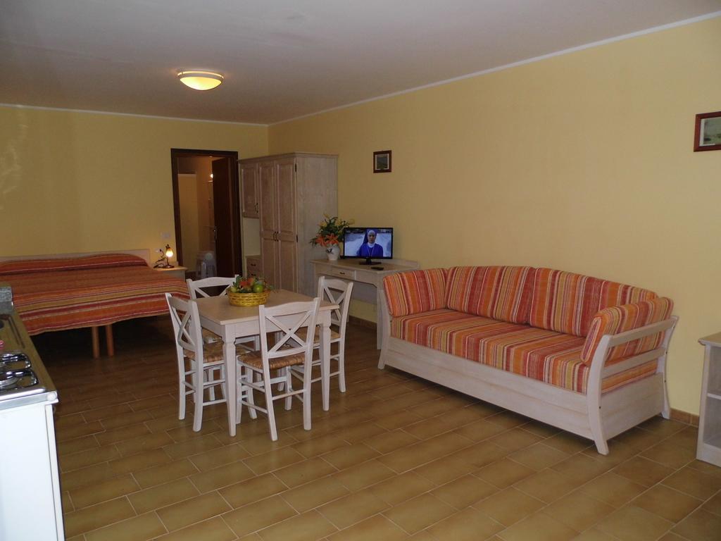 Le Nereidi Hotel & Residence Con Piscina-Tennis-Fitness-Parcheggio Coperto-Sala Conferenze Ла Мадалена Екстериор снимка