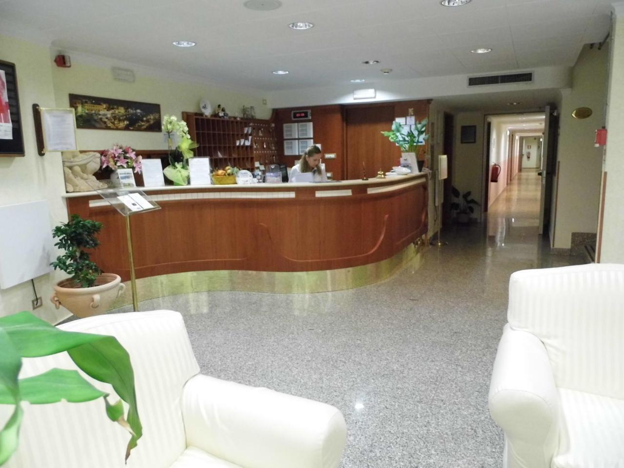 Le Nereidi Hotel & Residence Con Piscina-Tennis-Fitness-Parcheggio Coperto-Sala Conferenze Ла Мадалена Екстериор снимка