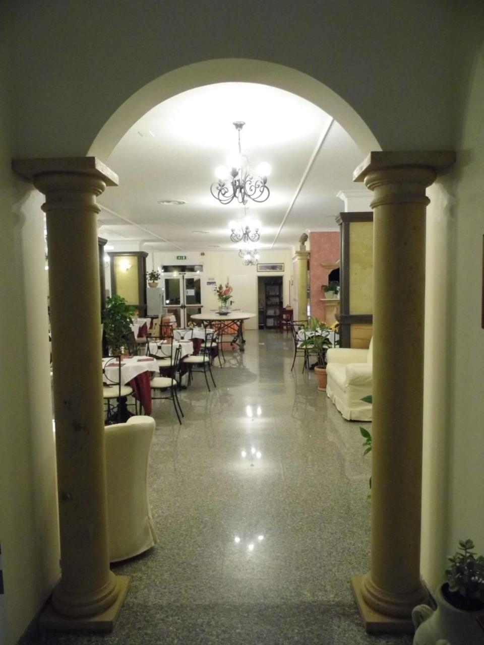 Le Nereidi Hotel & Residence Con Piscina-Tennis-Fitness-Parcheggio Coperto-Sala Conferenze Ла Мадалена Екстериор снимка